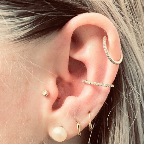 Goldene Helixpiercings / Traguspiercings