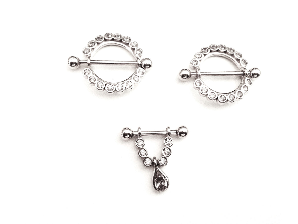 Goldene Brustwarzenpiercings / Nippelpiercings: Sonnen, Schilde und sp ...